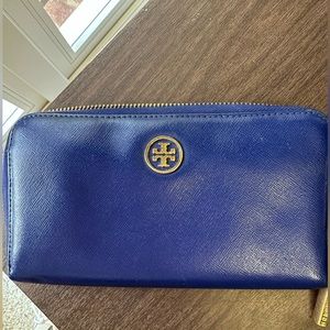 Tory Burch Robinson Zip Wallet - Electric Purple